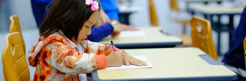 Naam- en kledingstickers op scholen