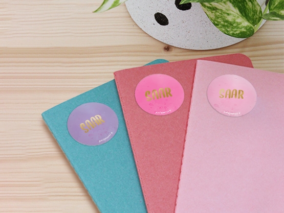 Ronde aquarel naamstickers met goud/zilver